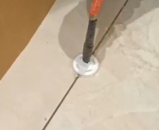 营口市瓷砖空鼓维修公司专业解答瓷砖在铺贴过程中，如果没有涂抹均匀到位的粘结材料（如水泥砂浆或瓷砖胶），可能会导致以下问题