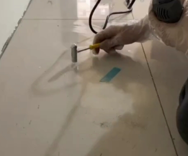 营口市瓷砖开裂维修公司专业分享瓷砖在铺贴前如果没有沥干水分，将会导致以下问题
