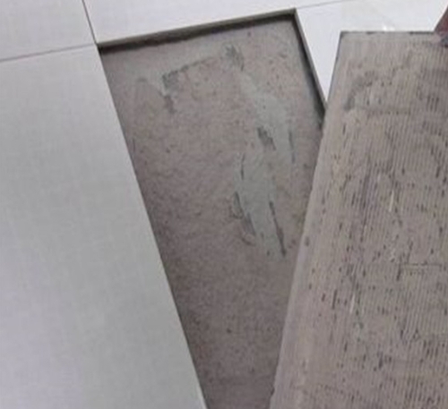 营口市瓷砖空鼓维修公司分享瓷砖铺贴时如果打浆（即涂抹在瓷砖背面和基层上的砂浆或瓷砖胶）过少，会带来以下问题